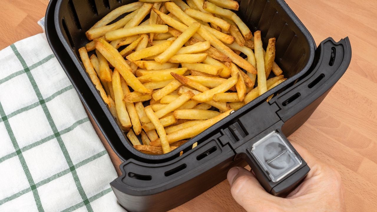 air fryer tout le monde oublie ce geste très simple pour avoir des frites dorées et croustillantes